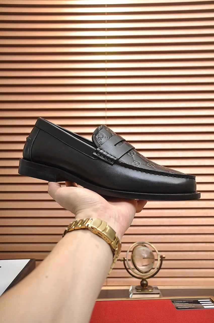 Men's shoes💰560💶Italy's top luxury men's shoe giant (GUCCI) (Gucci) (full cowhide lining) new arrival🍃Original European style🔰 Pleasant to the eye😍In order to make the shoes more durable and non-deformable🌀The production continues to follow traditional methods but there is still no lack of innovation💪Choose original sheepskin for the leather♻️ Smooth and natural And extra bright ⭐Made of imported cowhide, the first choice of rich people 38-45 (45 customized)